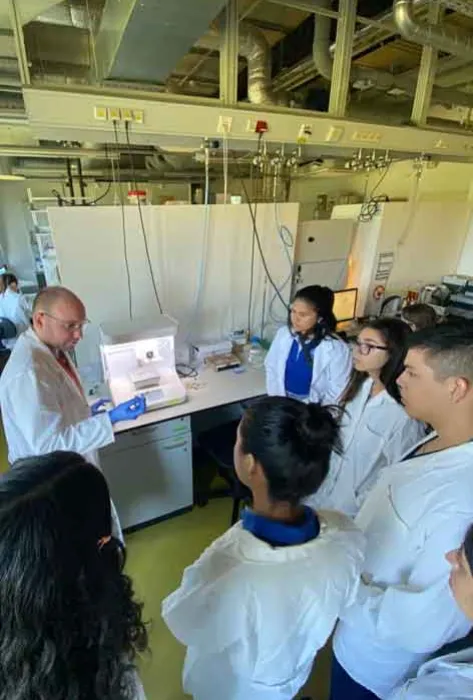 Nueve estudiantes de la carrera de Ingeniería Biomédica de la Universidad Javeriana Cali, acompañados por el director del programa, el profesor Hernán Darío Vargas Cardona, viajaron recientemente a la Friedrich-Alexander-Universität (FAU) en Erlangen, Alemania. Los estudiantes que participaron en esta visita fueron: Camilo Salazar Barney, Karolina María Otero Argel, Laura Isabel Ceballos Rivera, Lady Stefanía Bravo Guzmán, Michelle Stefany Ríos Ortiz, María José Garcés Galarza, Anny Victoria Bejarano Osorio, Karol Daniela Restrepo y Sebastián Pérez Ramírez. Nueve estudiantes de la carrera de Ingeniería Biomédica de la Universidad Javeriana Cali, acompañados por el director del programa, el profesor Hernán Darío Vargas Cardona, viajaron recientemente a la Friedrich-Alexander-Universität (FAU) en Erlangen, Alemania. Los estudiantes que participaron en esta visita fueron: Camilo Salazar Barney, Karolina María Otero Argel, Laura Isabel Ceballos Rivera, Lady Stefanía Bravo Guzmán, Michelle Stefany Ríos Ortiz, María José Garcés Galarza, Anny Victoria Bejarano Osorio